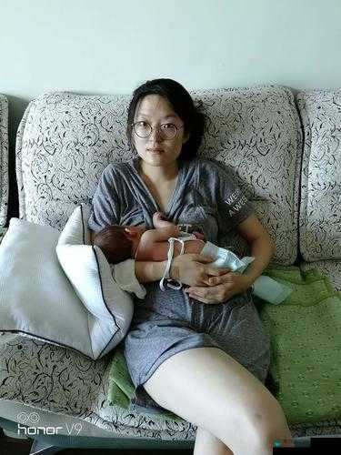 一边吃着一面膜下奶直接看:哺乳期妈妈的私密时刻