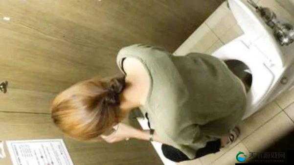 :偷窥事件:女厕内的惊人一幕