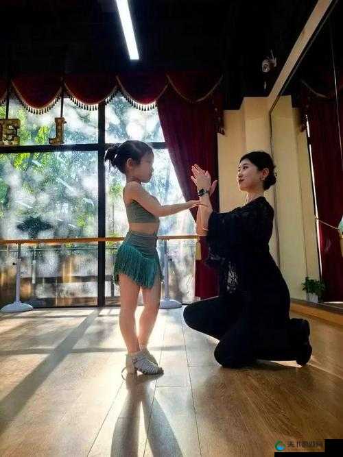 舞蹈女生帮助男生释放压力:共筑心灵解压的温暖桥梁