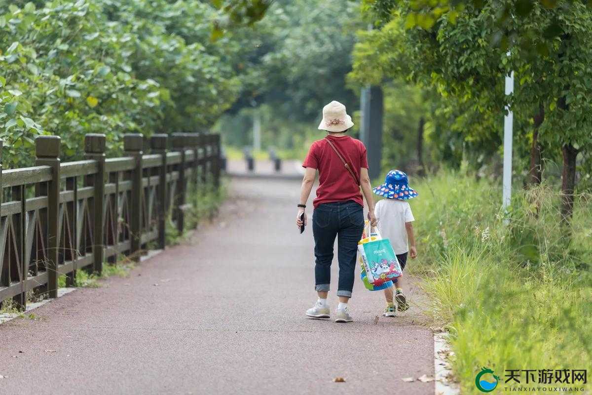一小孩半夜和妈妈摘萝卜:一段温馨且独特的亲子时光记忆
