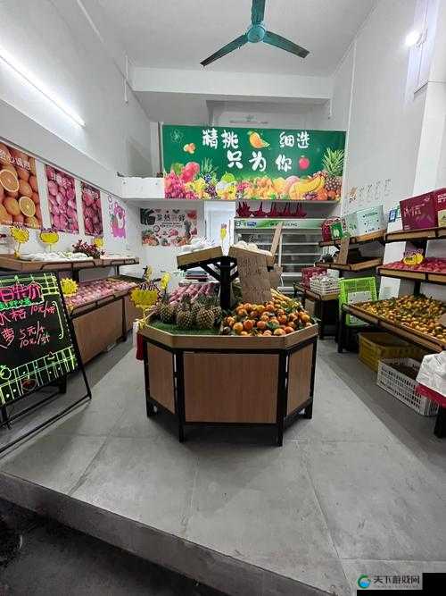 小明的妈妈和李阿姨去同一水果店:看她们如何挑选水果