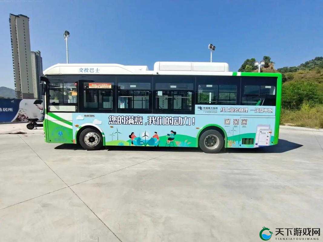 公交车上进进出出:反映城市生活的流动风景线