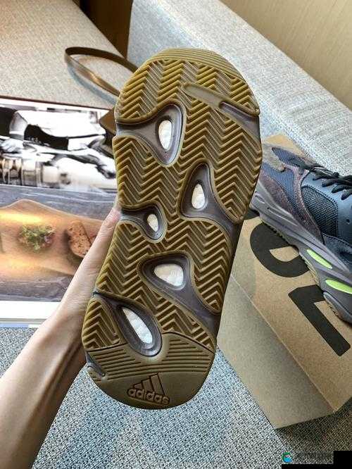 YEEZY700 好硬:为什么大家都这么说它呢