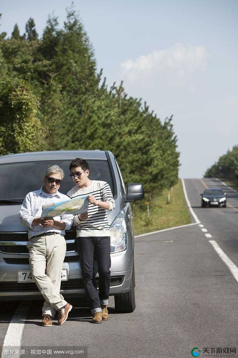 两个人在车里开启一场别开生面的奇妙之旅