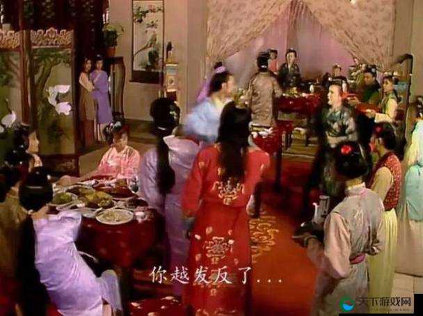 宝玉在轿中对王熙凤和平儿做了什么？