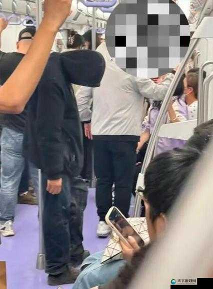 已屏蔽的内容：震惊某男子竟然在地铁上做出这种事：太无语了