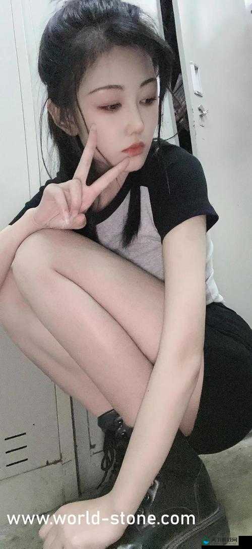 公交车上两人的暧昧行为：双指探洞引发的争议
