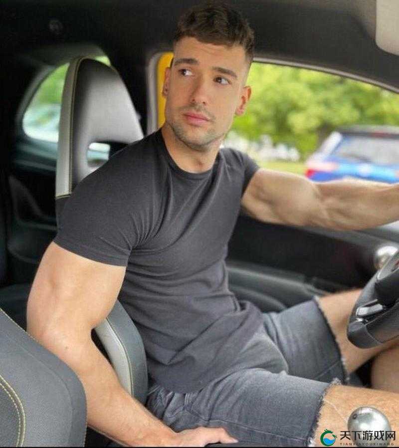 欧美猛男军人 Gay 巨大小说：铁血硬汉的激情与欲望