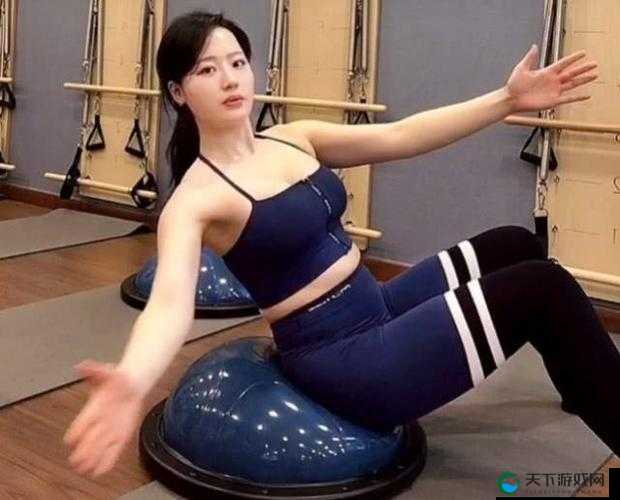 精品自拍真实约操健身房瑜伽教练，撅着大屁屁被无套狂输出：教练的迷人魅力与私密健身房激情