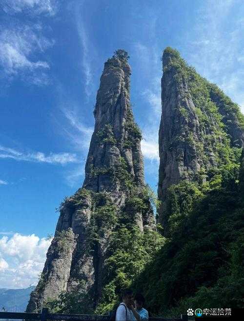 那又白又大的两座峰，独特景致引人遐思