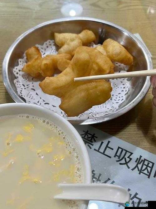 夜色正浓,两人于晚时一同磨豆浆