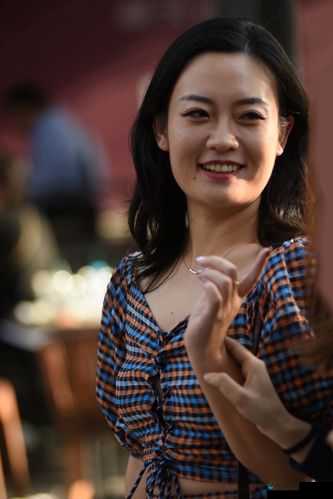 挺近都市美妇的别样精彩人生故事