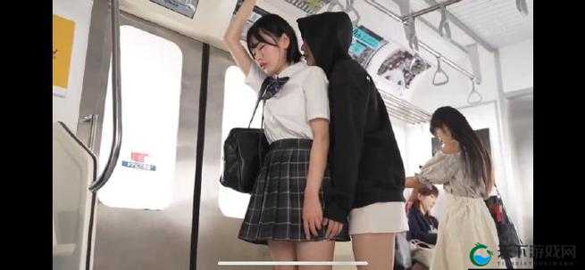 电车痴汉被爆乳女学生打扑克：日本社会的道德困境