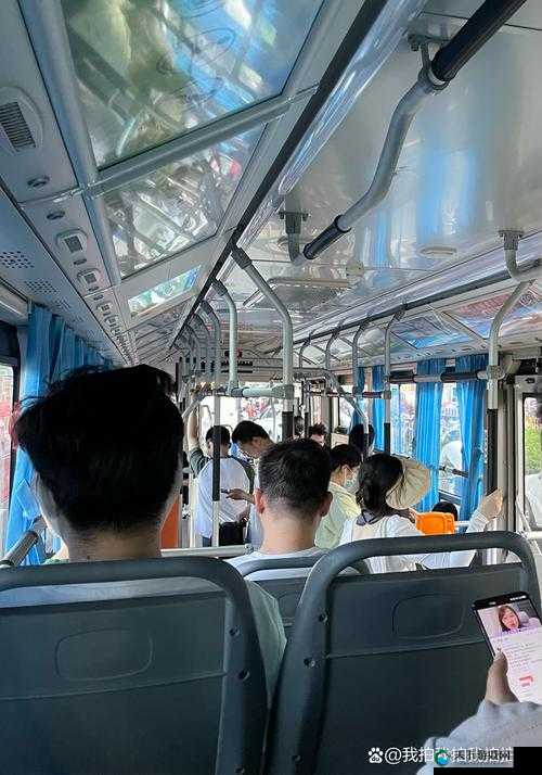 坐公交车上被触动最深的一天：一场关于人性与生活的深刻演绎