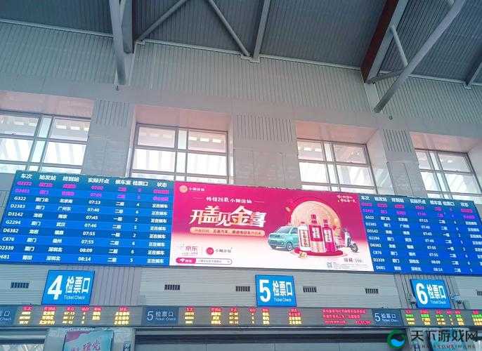 公交车检票员用 B 检票上车高效有序进行