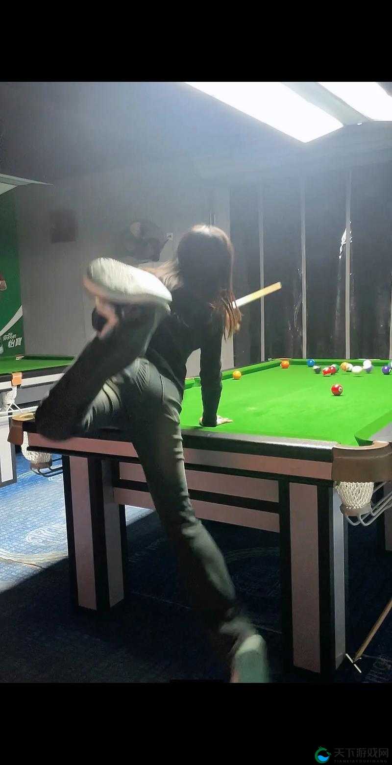台球女激战与 2 奶玉最佳搭配之精彩呈现