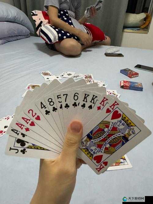 男生和男生一起打扑克：充满欢乐与竞争的休闲时光