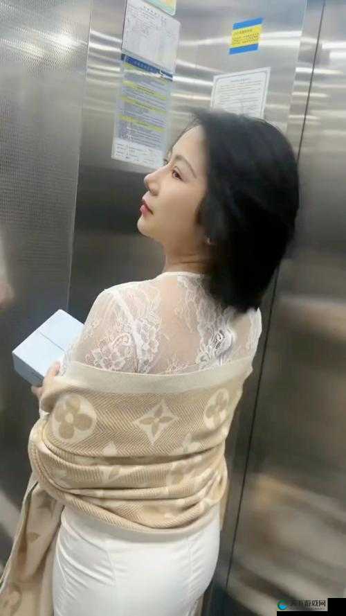 电梯邂逅美女：一场奇妙的浪漫之旅