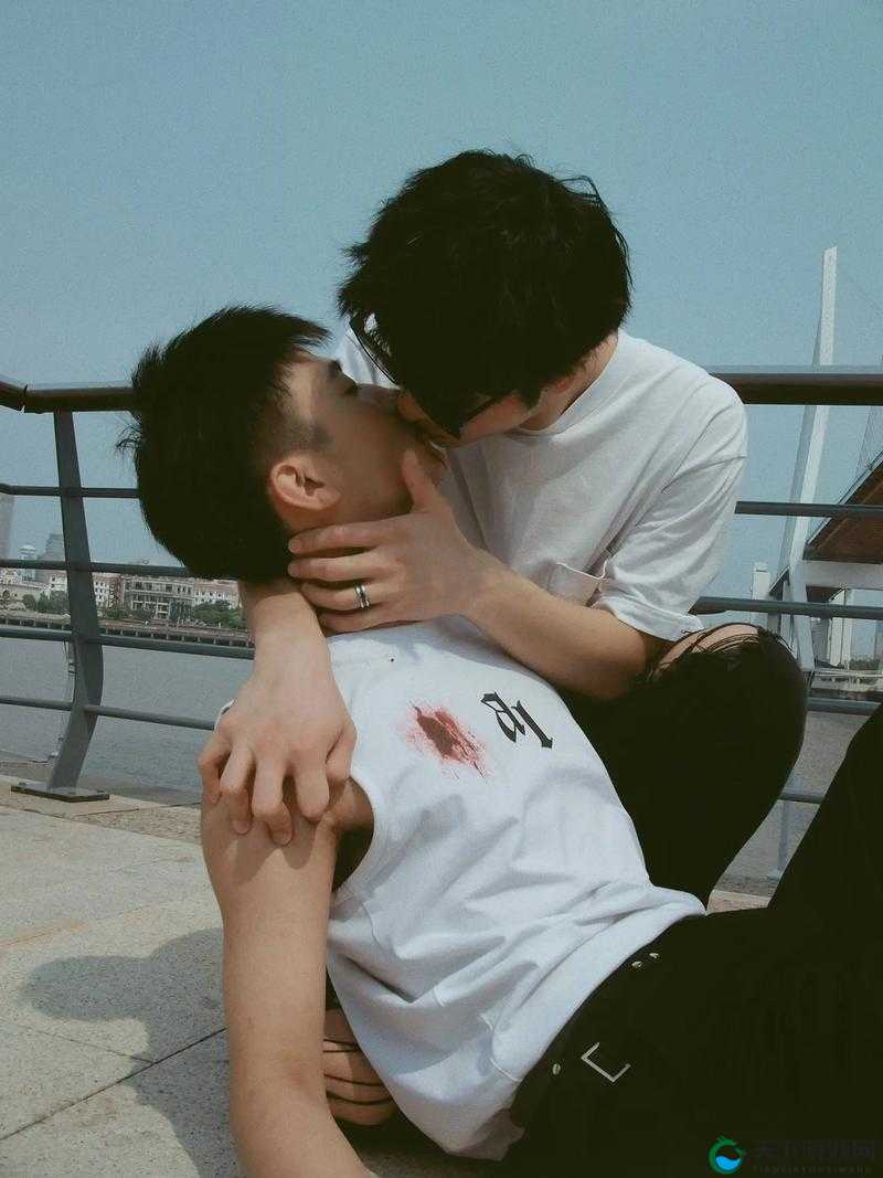两个男生亲密行为相关视频引发热议