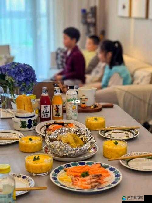 吃饭时某处紧密连接在一起：探索餐桌上的情感纽带与社交互动