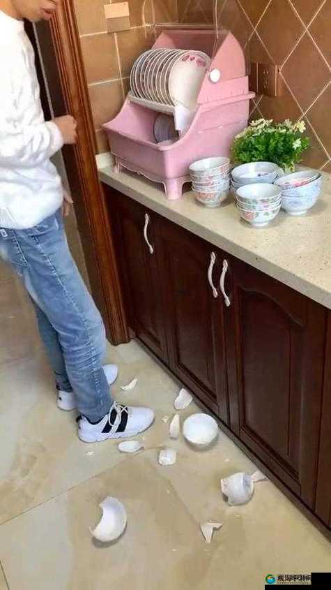 厨房索要刷碗是何意？穆天阳为何恢复更新？或者：厨房为何屡次索要刷碗？穆天阳何时恢复更新？