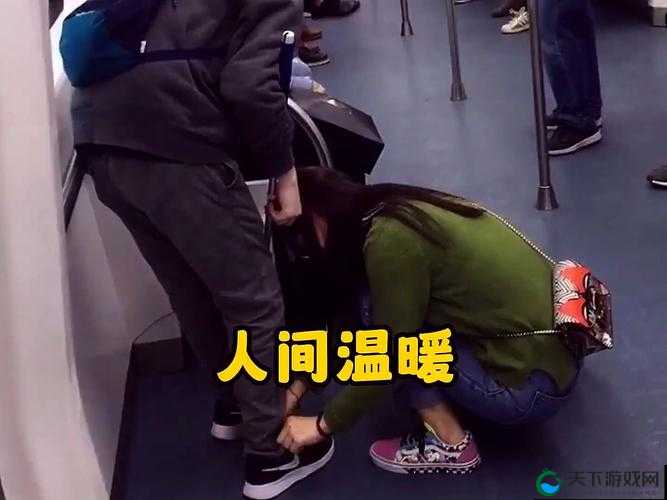 老周张琳公交车上暖心互动：陌生人之间的善意瞬间引发网友热议