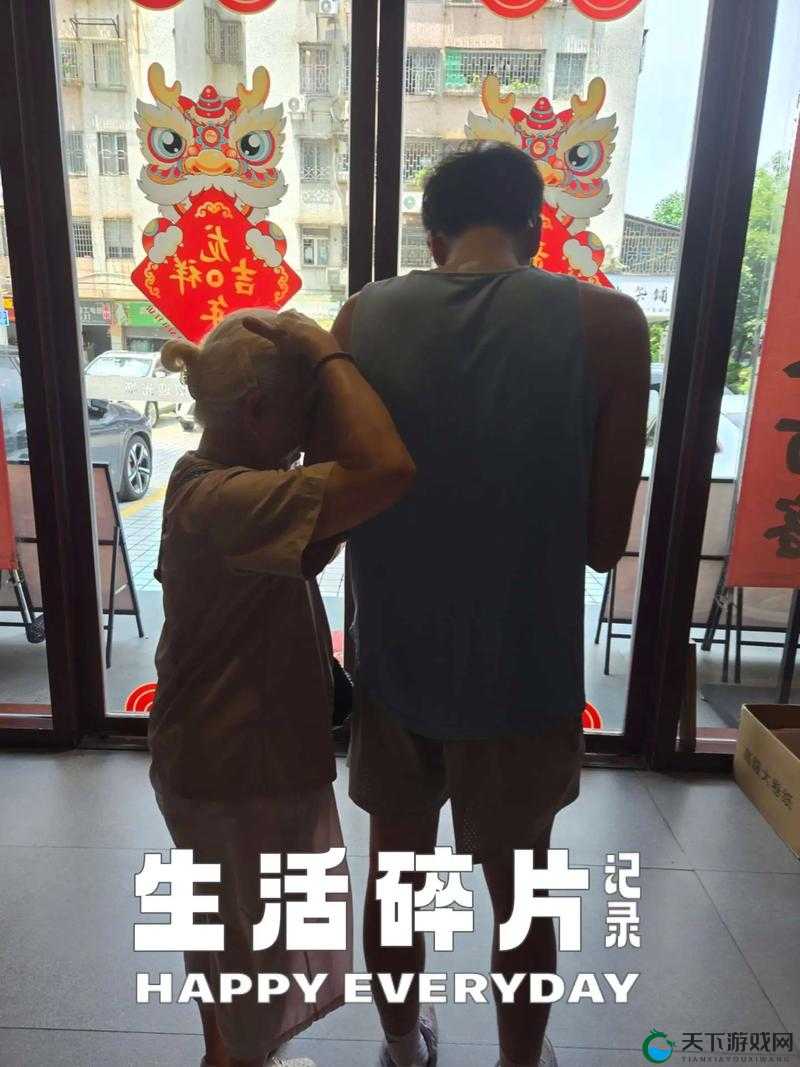 骚年瘦老头与八旬老头的趣味互动：跨越年龄的友情与欢乐时光