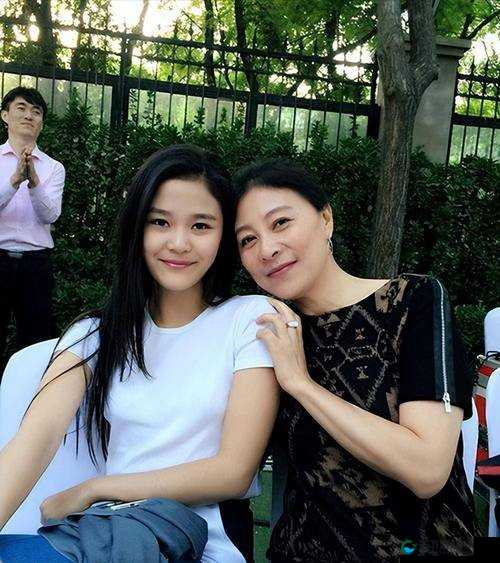 50 岁女岳成了什么？为何她的身份引发关注