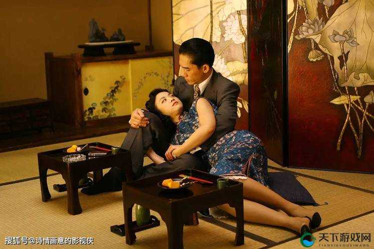 用嘴舔开了她的内裤：揭秘亲密关系中的微妙瞬间与情感深度