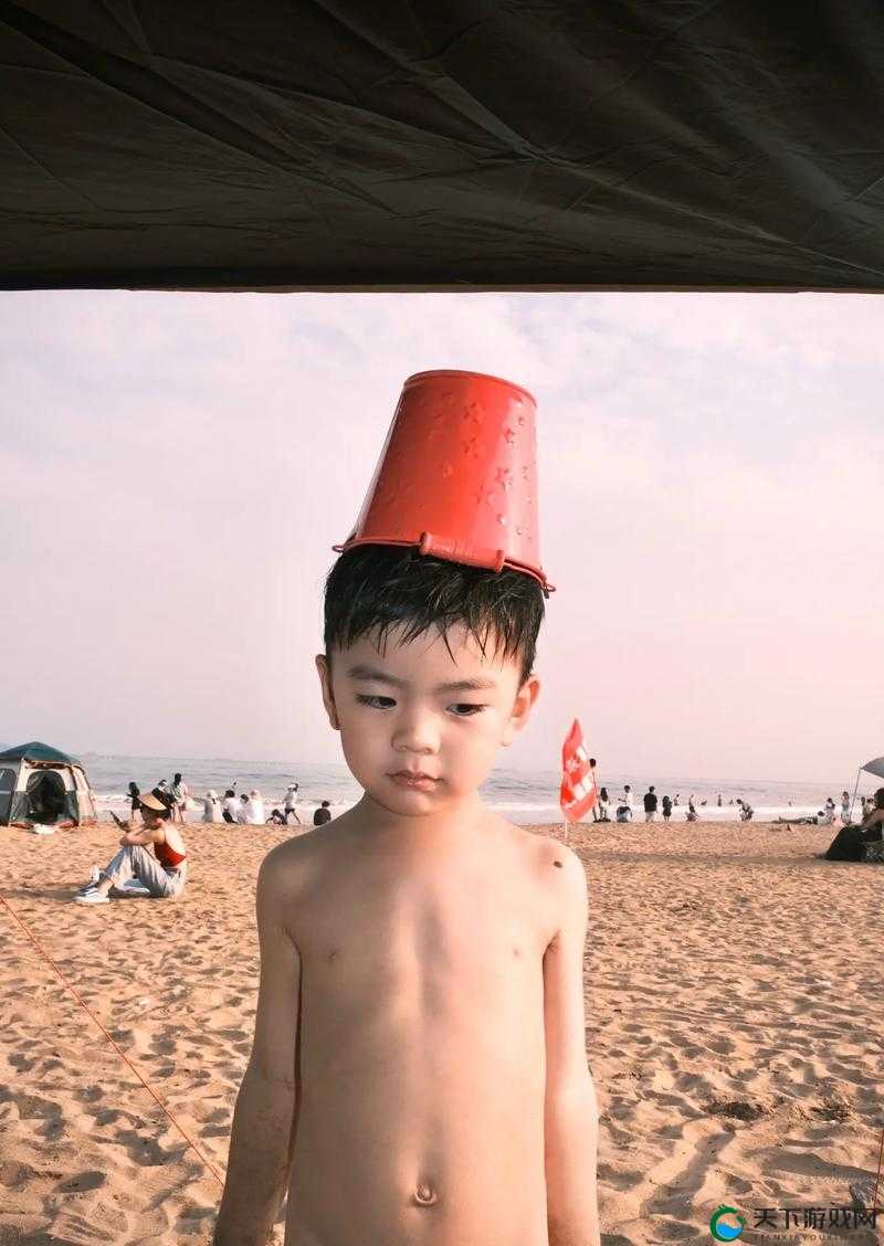 如何评价三个小男孩在沙滩上的表现？他们的舞蹈是否让你感受到了快乐？