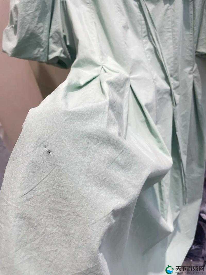 女生衣服剪掉后究竟是什么样子?探索关于女生衣服剪掉后的模样