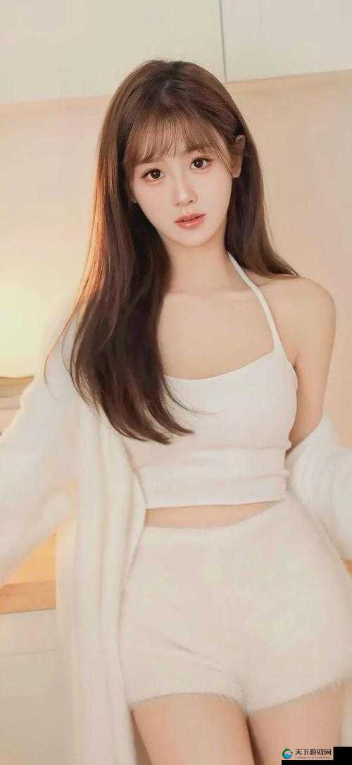 这张人文艺术图片中的美女是谁？她在做什么？