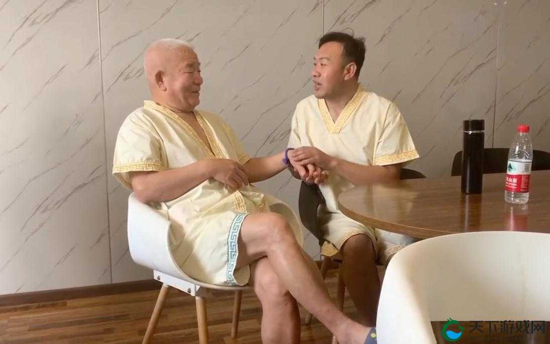 老汉去性 Gay 浴室洗澡，却意外发现了什么？