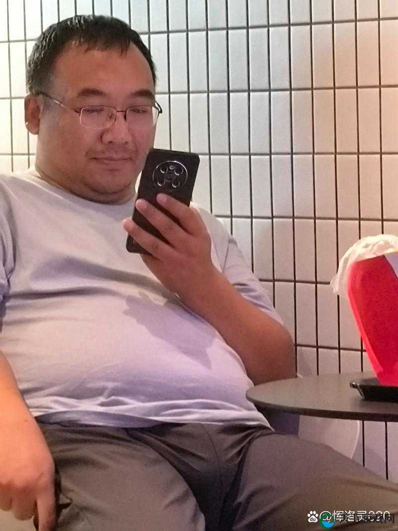 粗暴的同性老头XXXXXHD引发热议:探讨其背后的社会现象与网络影响