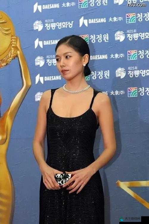 李恩珠携带玩具参加活动，背后原因令人好奇到底怎么回事？李恩珠带玩具参加活动引关注，是特殊癖好还是另有隐情？李恩珠为何带玩具参加活动？这一行为引发众多猜测