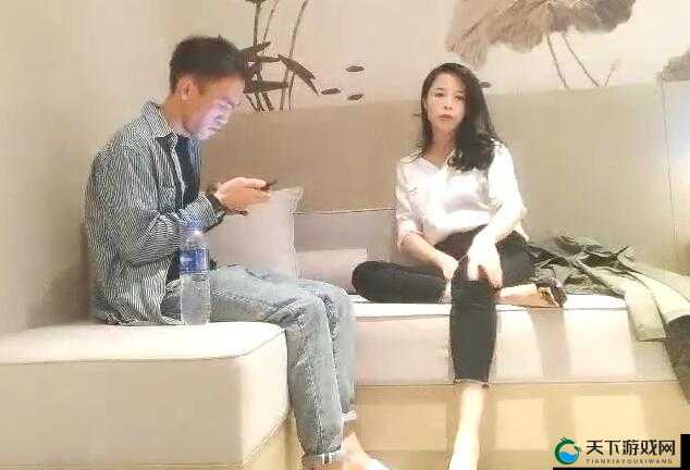 肥胖老太与年轻男子在房间内激情互动，让人惊讶不已