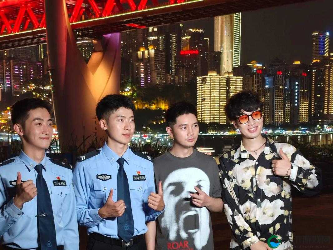 痞帅警察与男友甜蜜互动，他们的爱情故事羡煞旁人