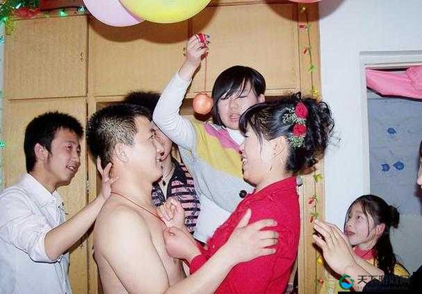 如何看待婚礼上新郎被伴郎肉翻高 H 的现象？