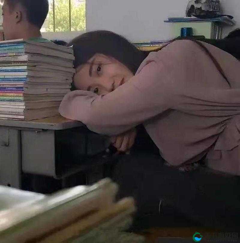 班花上课让我帮她摸：揭秘课堂上的小秘密与同学间的默契互动