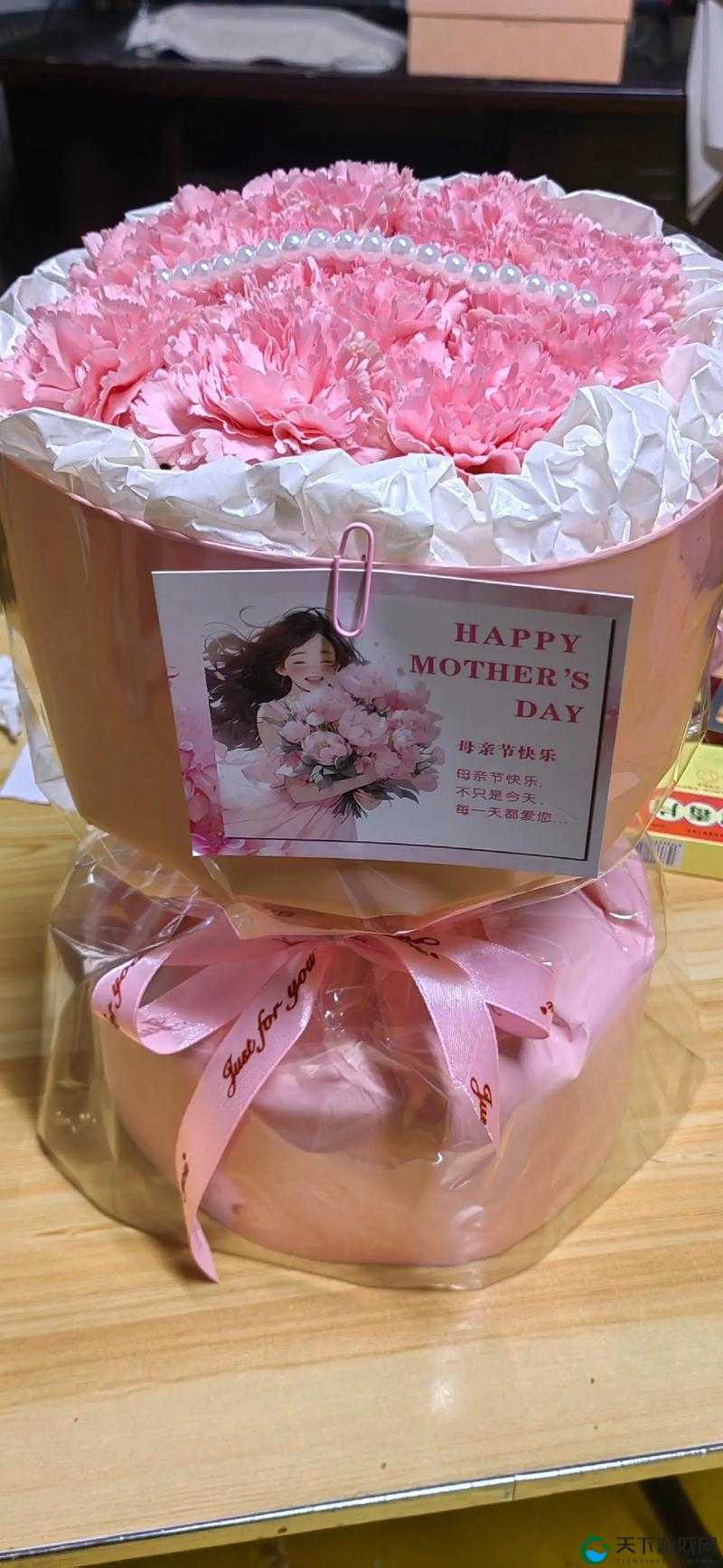 儿子第一次送妈妈母亲节礼物，这份惊喜背后蕴含怎样的深情？儿子首次在母亲节送妈妈礼物，究竟是什么让妈妈感动落泪？儿子第一次送妈妈母亲节礼物，这一特别举动有着怎样的意义？