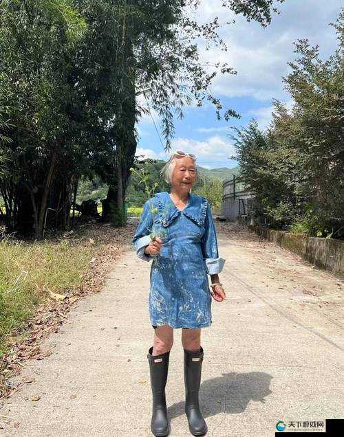 老女人裸体老太婆视频引发热议：探讨老年女性身体形象与社会观念的碰撞与反思