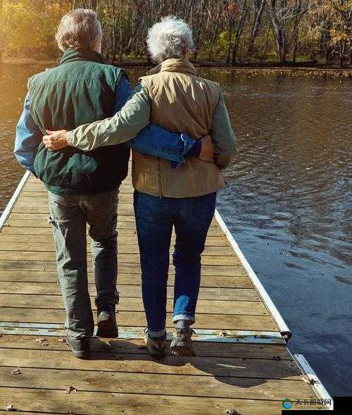 探索同性老头瘦长XXXX乄的独特魅力：揭秘其背后的故事与情感