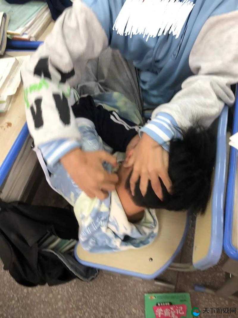 男生寝室被扒裤摸 J，这样的行为是否应该被制止？