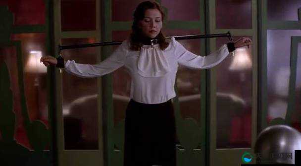 老师掀裙子打屁股调教：一种常见的教育方式还是虐待行为？