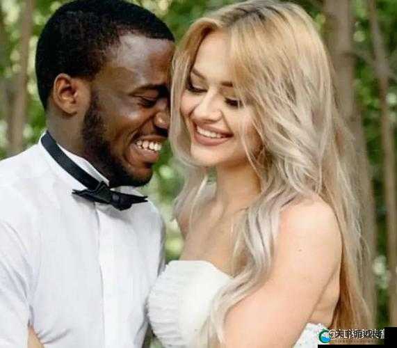 黑人娇小美女与白人壮汉的激烈战斗，谁会是最终的胜利者？