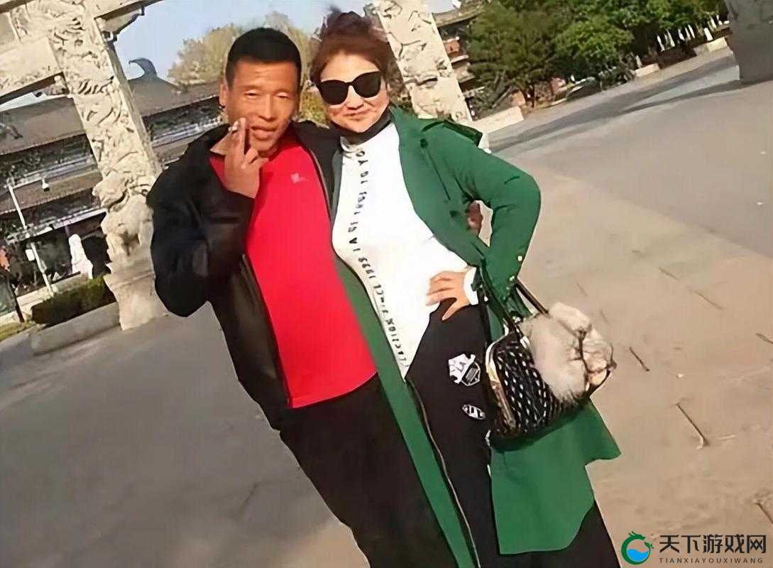 小伙与肥熟老太的暖心互动：跨越年龄的友谊如何温暖人心？