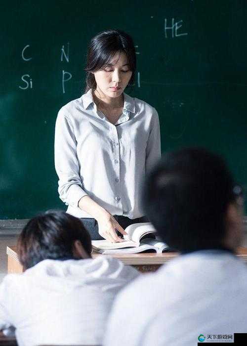 年轻的女教师的诱惑HD：禁欲课堂下的秘密情事