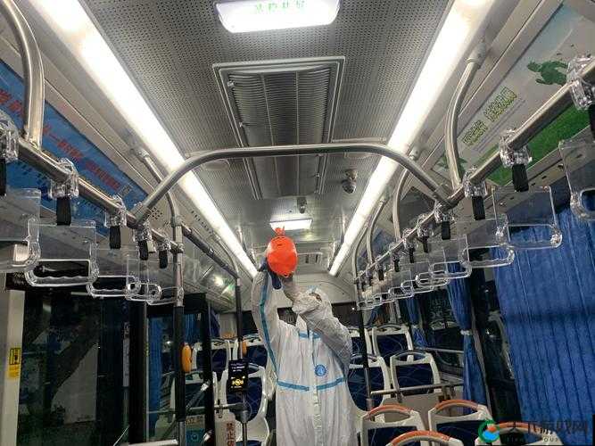 YIN荡公交车：三人禁忌夜，欲望在密闭车厢爆燃