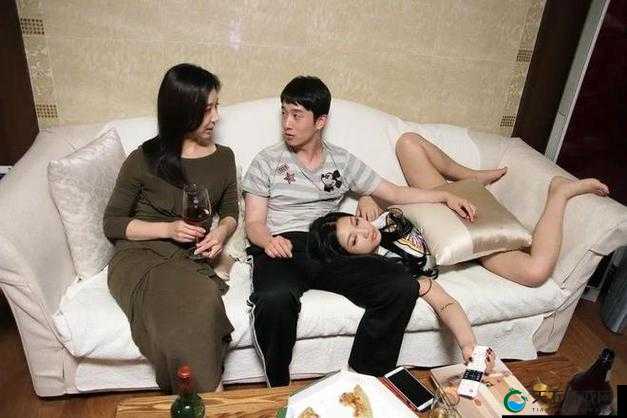 娇荷与糙汉的禁忌夜晚：欲望在汗水中交织