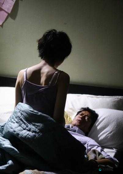 8848高清电影免费看！她在我怀里喘着粗气，床单下那抹艳红让我心跳加速